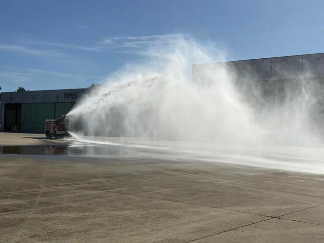 Wasserdemonstration der Flughafenfeuerwehr